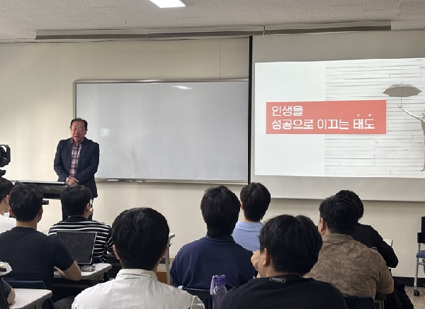 2025학년도 프리즘 동아리 활동 씨아이엘광학 대표 초청 취업 특강(주제: 인생을 성공으로 이끄는 태도) (6/5) 대표이미지